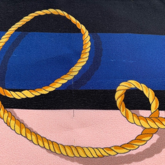 🌷♥️🌷 Boutique Moschino silk square Scarf NEW - Picture 5 of 8